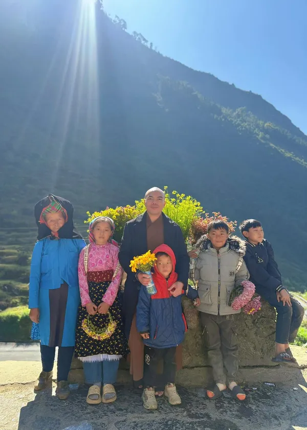 Vững chãi như núi xanh