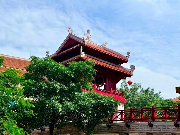 Bồ tát bất nhĩ