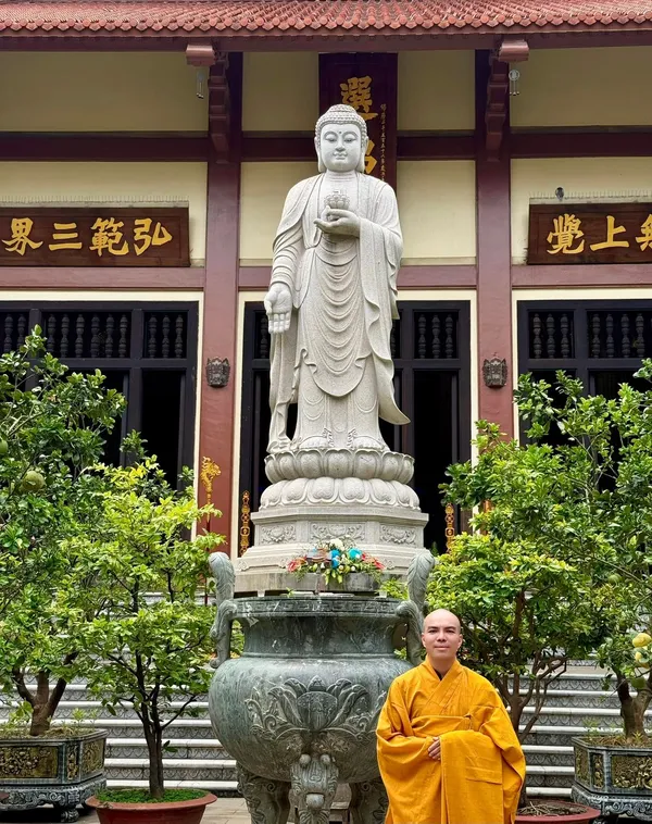 Hương người tu theo gió cũng được