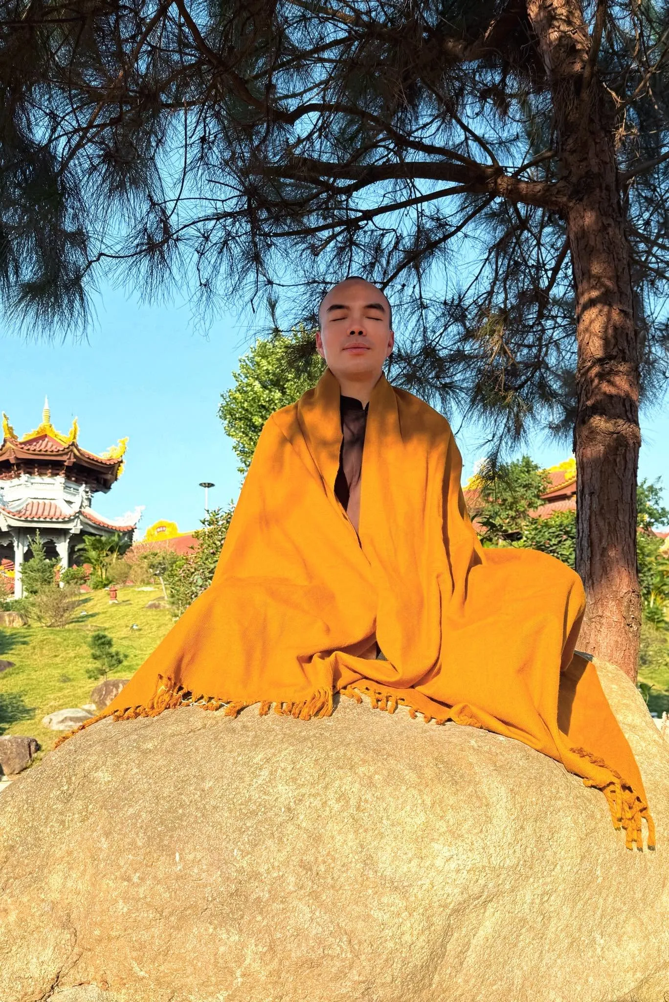 Ảnh 1 — …dù trên nẻo đường con đi sương chiều đã thấm vào ướt áo