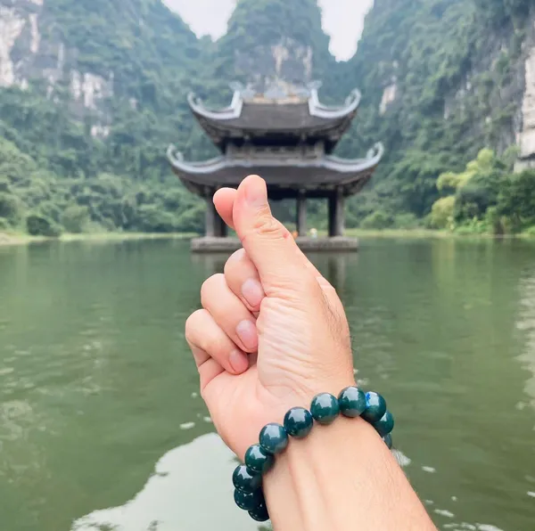 Mời bạn ngồi xuống đây, bên cạnh tôi này...thật an, thật yên bạn nhé