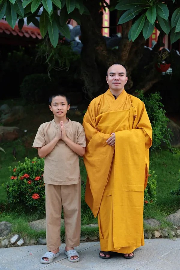 Bên trái tôi đây là người tôi yêu tôi thương