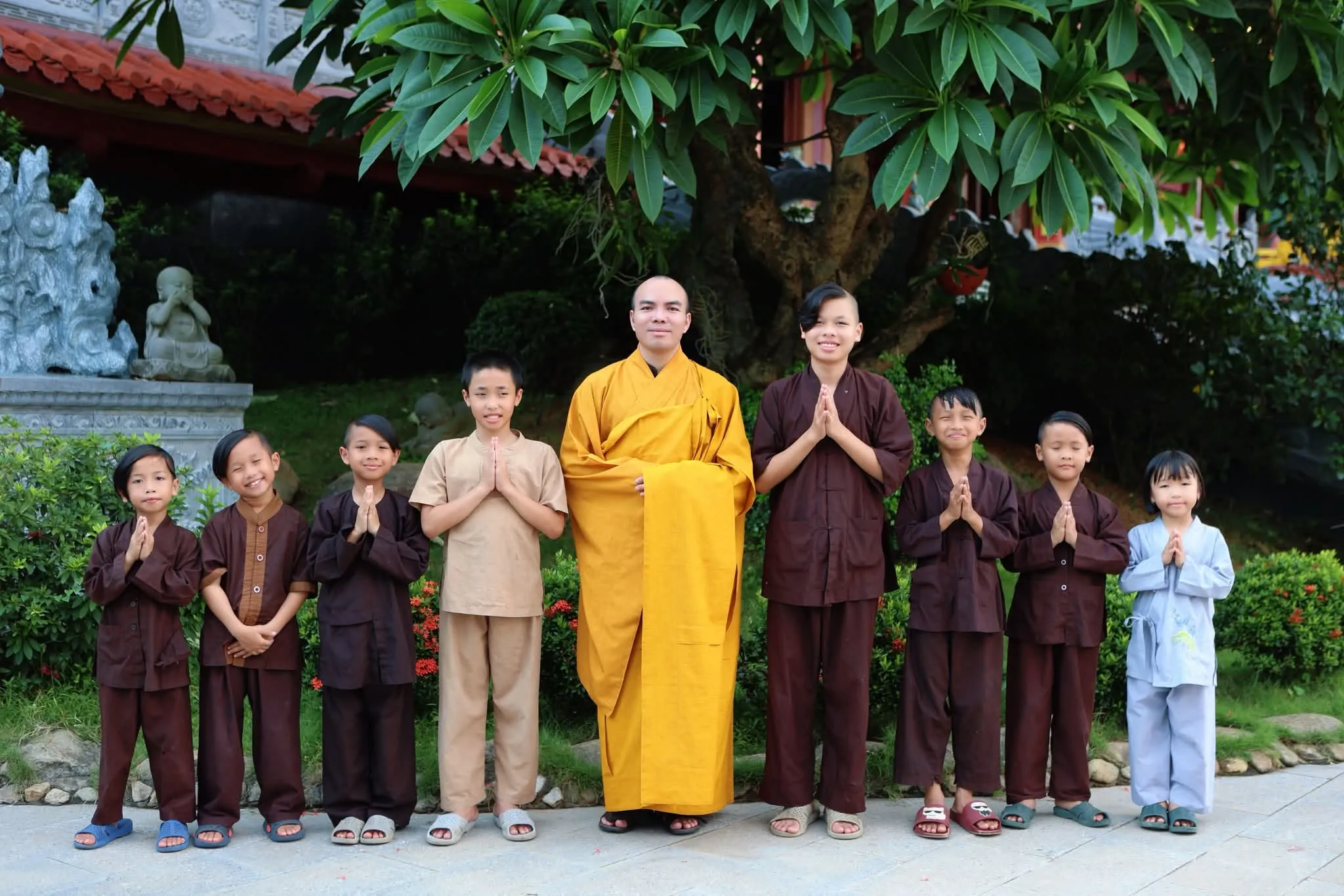 Ảnh 2 — Bên trái tôi đây là người tôi yêu tôi thương