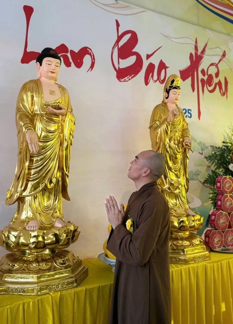 Ảnh 3 — Vu Lan trăng sáng vườn chùa