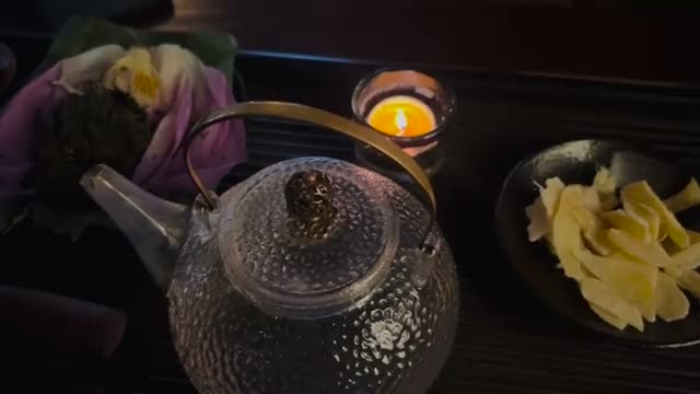 Sư phụ hỏi: "Nếu đun một ấm nước mà con phát hiện củi không đủ, con sẽ làm thế…
