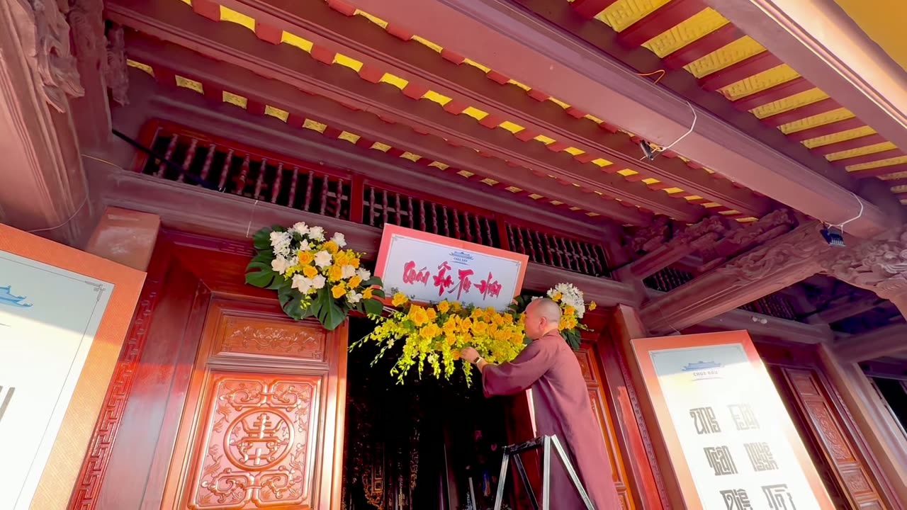 Tay cắm hoa, tâm gieo phước