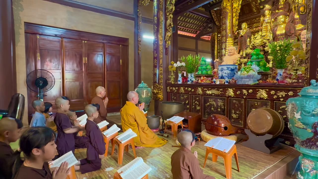 Thiên địa phú tái chi ân, nhật nguyệt chiếu lâm chi đức, đại vì đỉnh lễ A Di Đà…